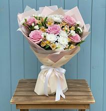 Букет цветов из:  Гвоздики, Орхидеи и Розы в Амзя