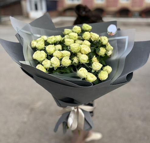 Букет Белые кустовые розы Солинеро в Амзя