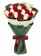 Букет Микс из красных и белых роз в Амзя