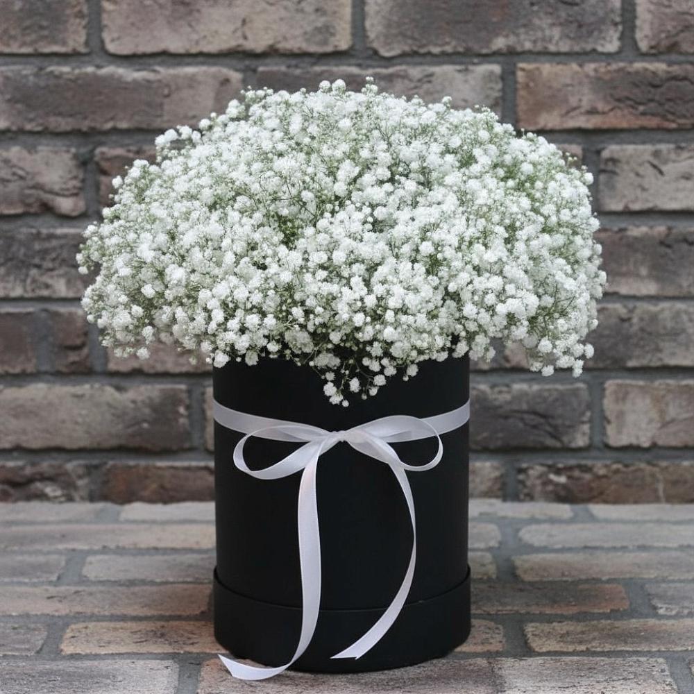 Цветочная композиция из Гипсофила в шляпной коробке в Амзя