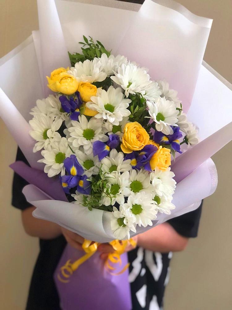 Букет цветов из: Ирисы, Хризантемы и Розы в Амзя