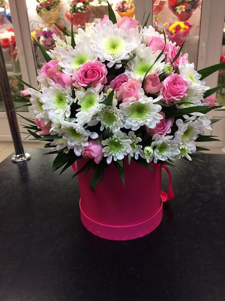 Цветочная композиция из Розы и Хризантемы в шляпной коробке в Амзя