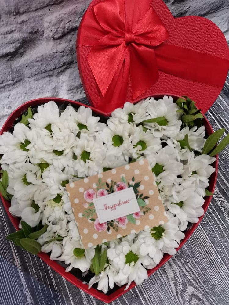 Цветочная композиция из Хризантемы в виде сердца в Амзя