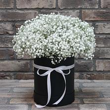 Цветочная композиция из Гипсофила в шляпной коробке в Амзя