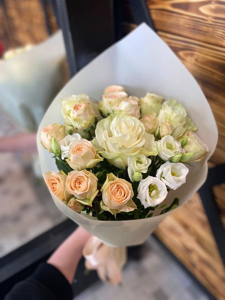 Букет цветов из: Розы и Лизиантусы в Амзя